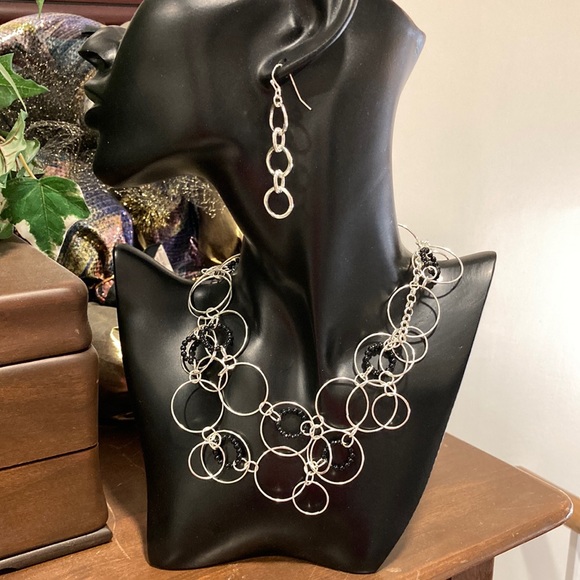 NWOT - Multi Link Silvertone/Black Beaded Hoop Necklace & Dangle Earrings - Picture 1 of 5